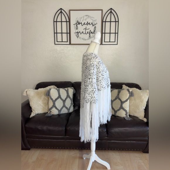 Beautiful Handmade White & Black Crochet Fringe Cover Shawl Floral One Size - Picture 5 of 10